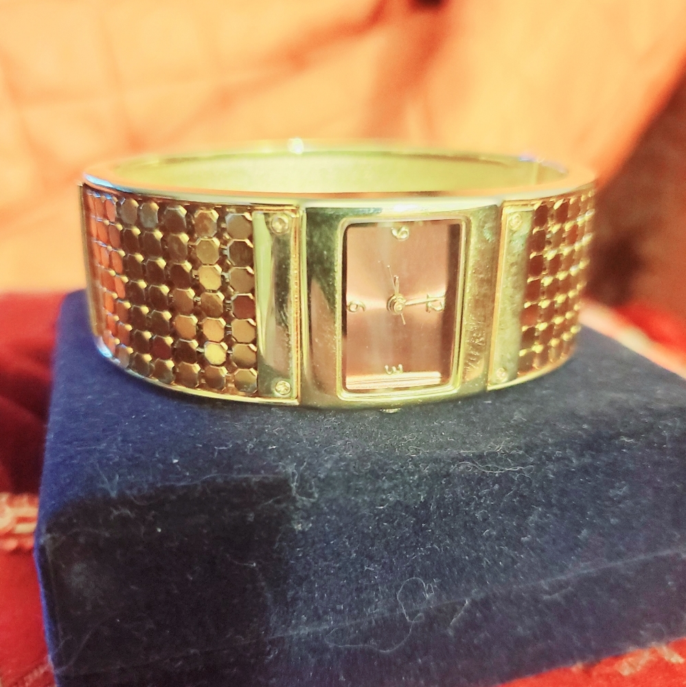 BEAUTIFUL BEZEL WOMENS WATCH